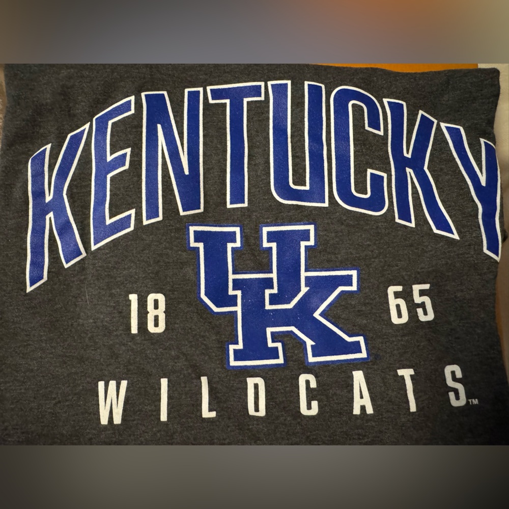 U of K Wildcats t-shirt - Picture 2 of 4